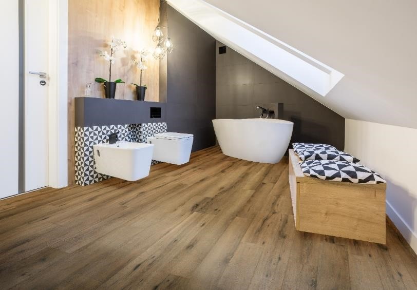 PVC vloer in en moderne en landelijke badkamer.