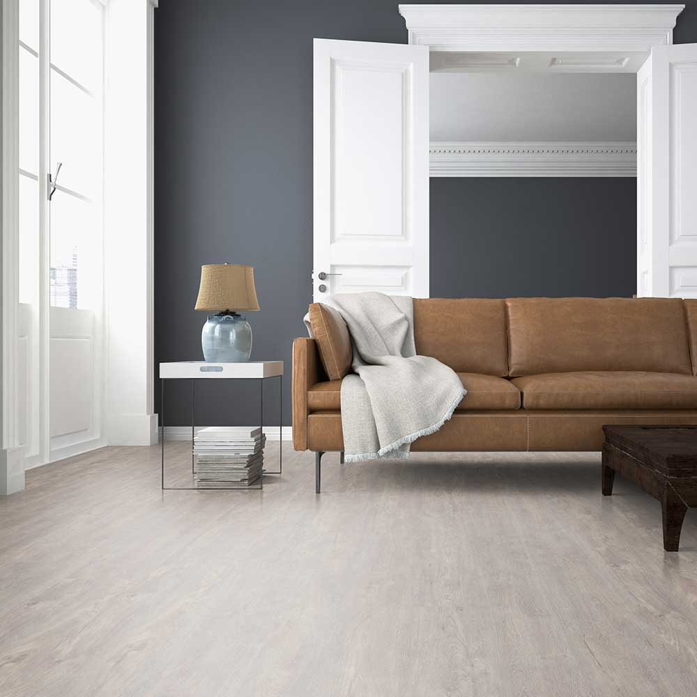 PVC vloer in een woonkamer met minimalistische inrichting.