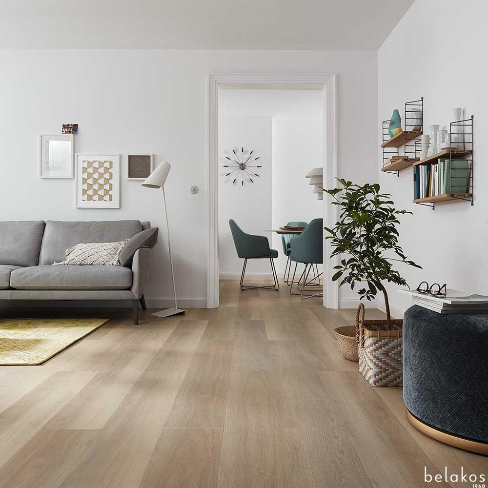 PVC vloer in een woonkamer met een opening naar de eetkamer.