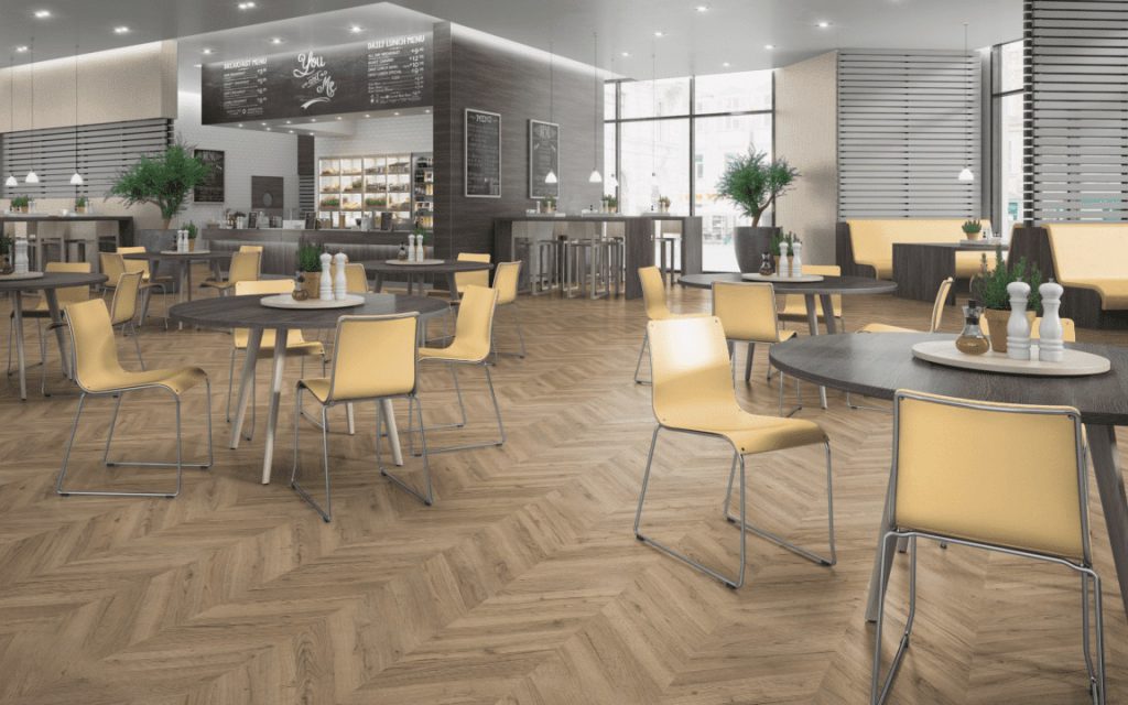 Kunstgalerij met houten balken, glazen wanden, moderne kunstwerken en donkere houtlook vloer in industriële stijl.