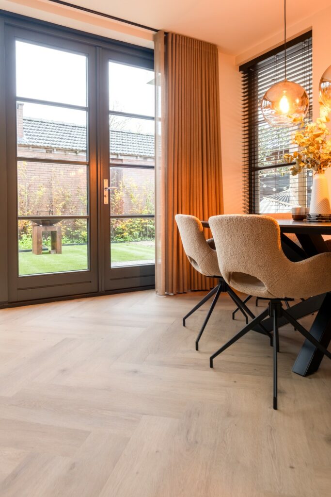 Visgraat PVC vloer in een eetkamer met modern interieur.
