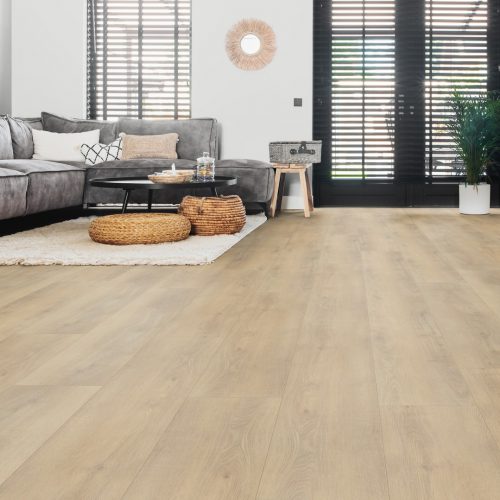 PVC vloer in een licht eiken kleur in een woonkamer.