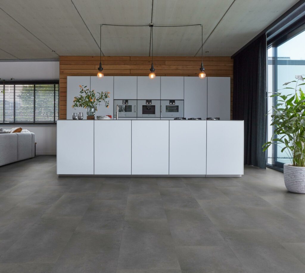 keuken met een grijze PVC tegelvloer.