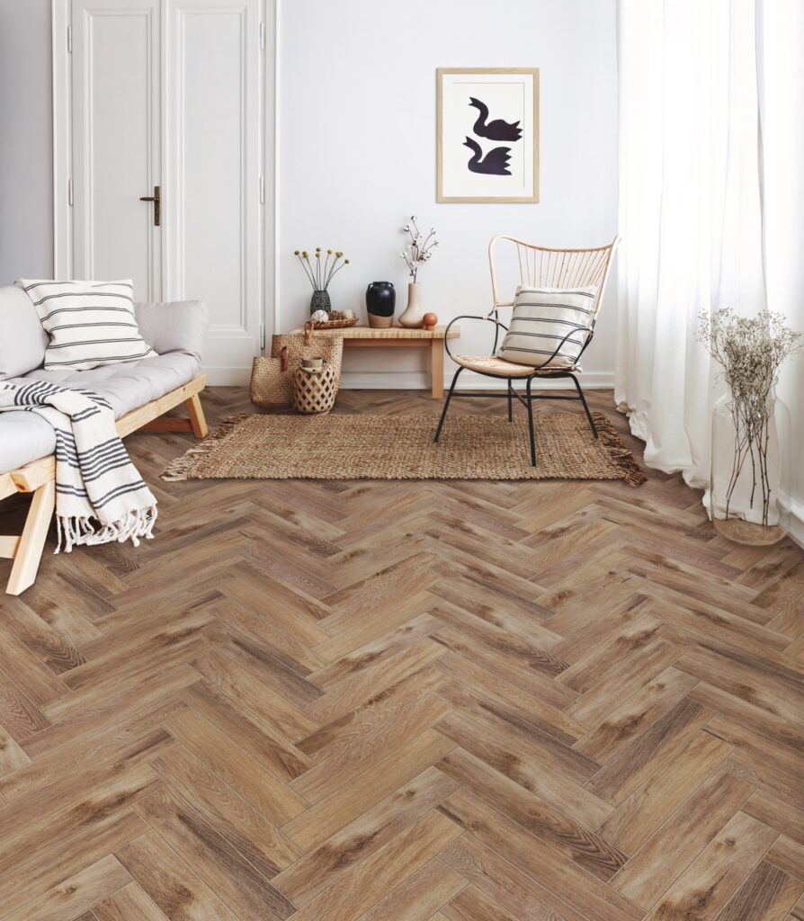 Een visgraat PVC vloer in een zitkamer met veel daglicht