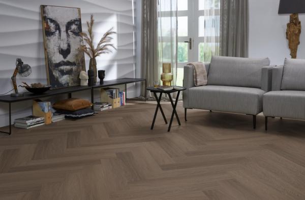 PVC visgraat vloer in een moderne woonkamer.