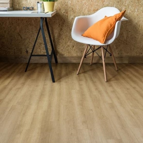 laminaatvloer met een witte stoel en klaptafel