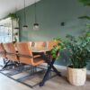 Breed laminaat in een eetkamer met een robuuste eettafel en industriële eetkamerstoelen.