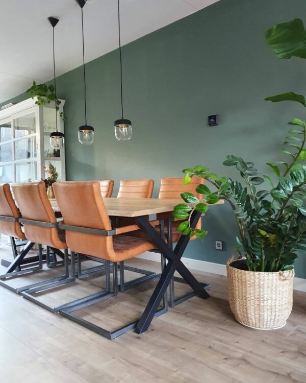 Breed laminaat in een eetkamer met een robuuste eettafel en industriële eetkamerstoelen.