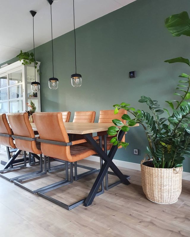 Breed laminaat in een eetkamer met een robuuste eettafel en industriële eetkamerstoelen.
