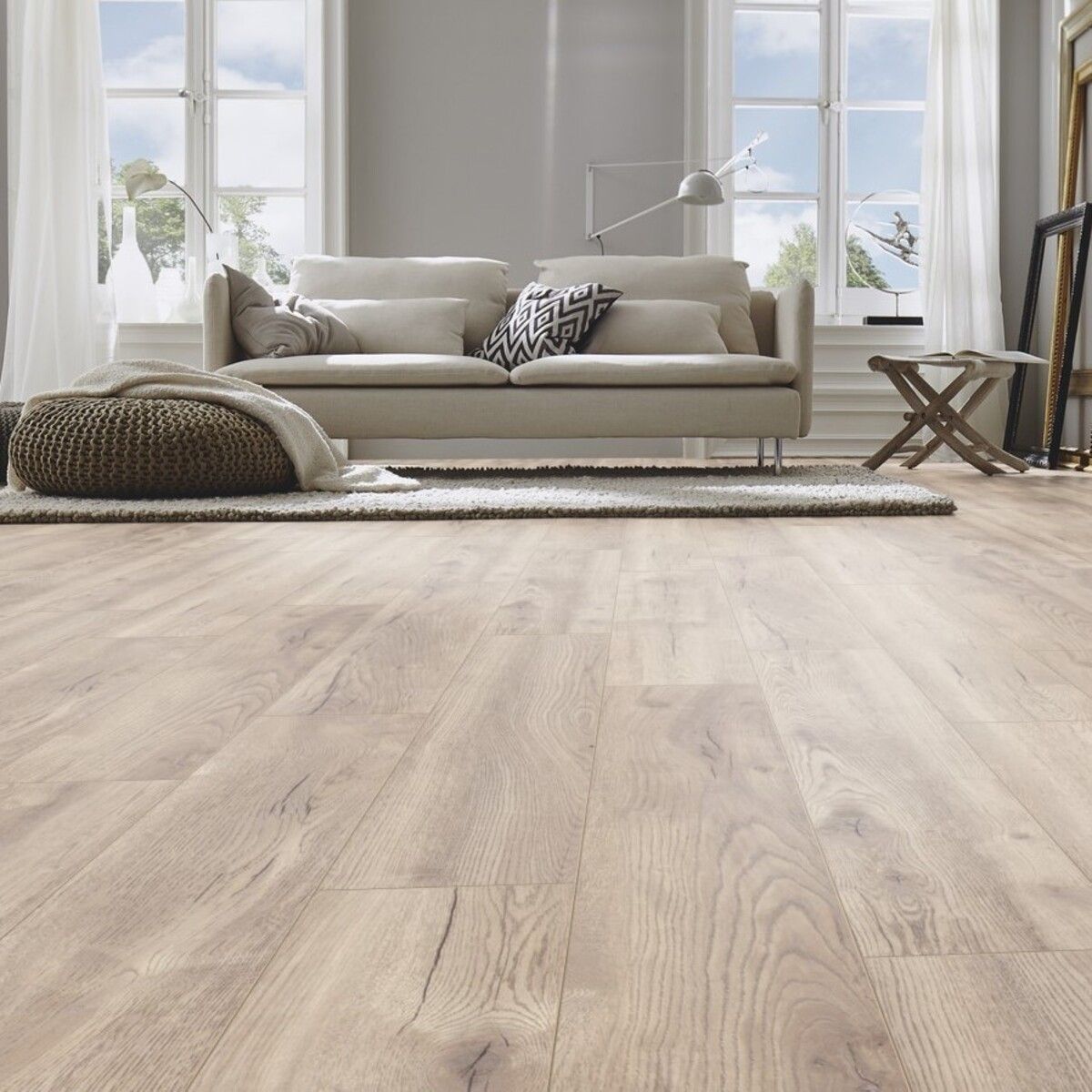 Lichte laminaat vloer in een woonkamer.