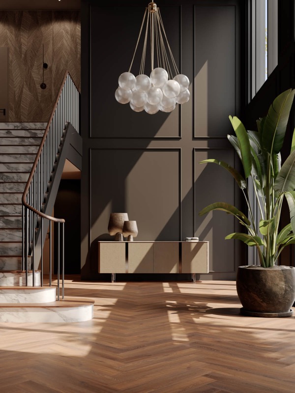 Visgraat PVC vloer in een moderne hal met een grote plant en kroonluchter.