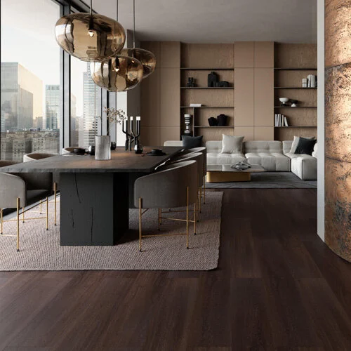 Donkere vloer in een open woonconcept met eetkamer en woonkamer.