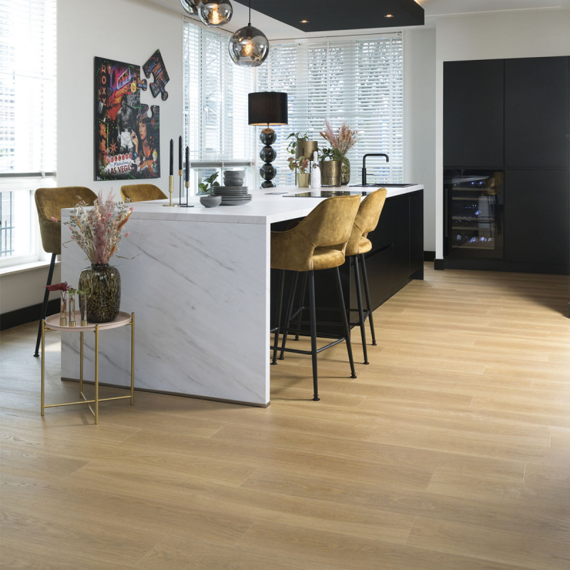 Laminaatvloer in een moderne keuken met een kookeiland dat ook dient als eettafel.