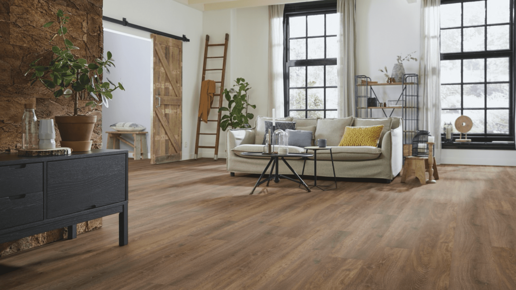 PVC vloer in een woonkamer met een landelijke inrichting.