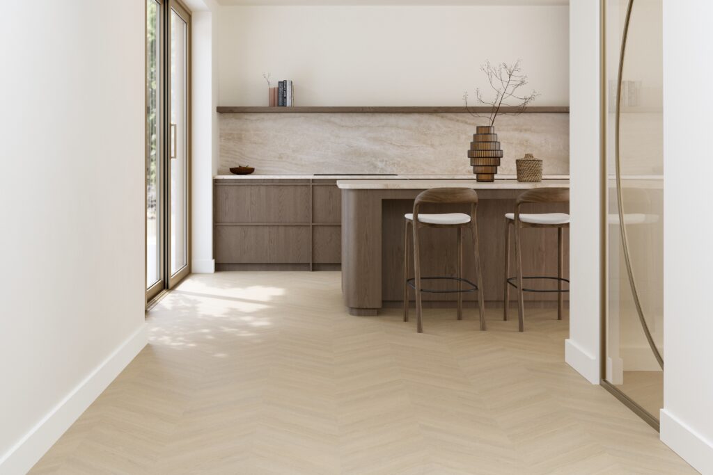 Licht gekleurde Hongaarse punt in een moderne houten keuken met eiland.