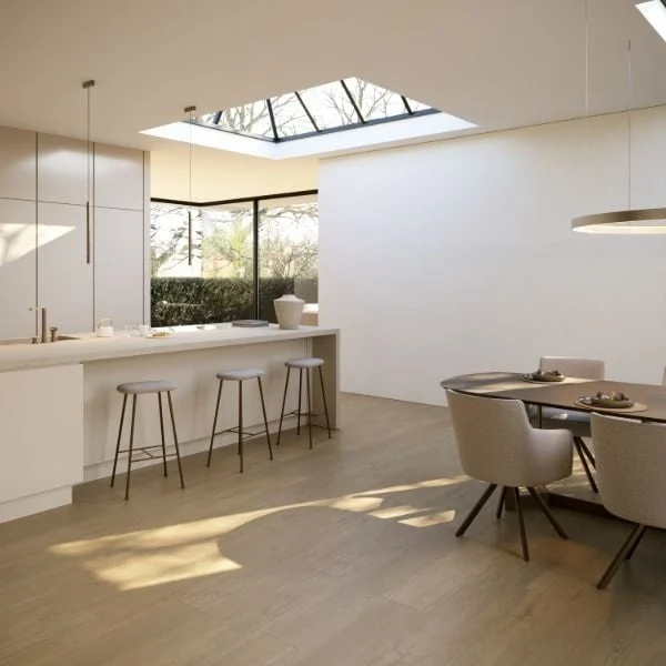 Lichte PVC vloer in een moderne witte keuken met zwarte en gouden accenten.
