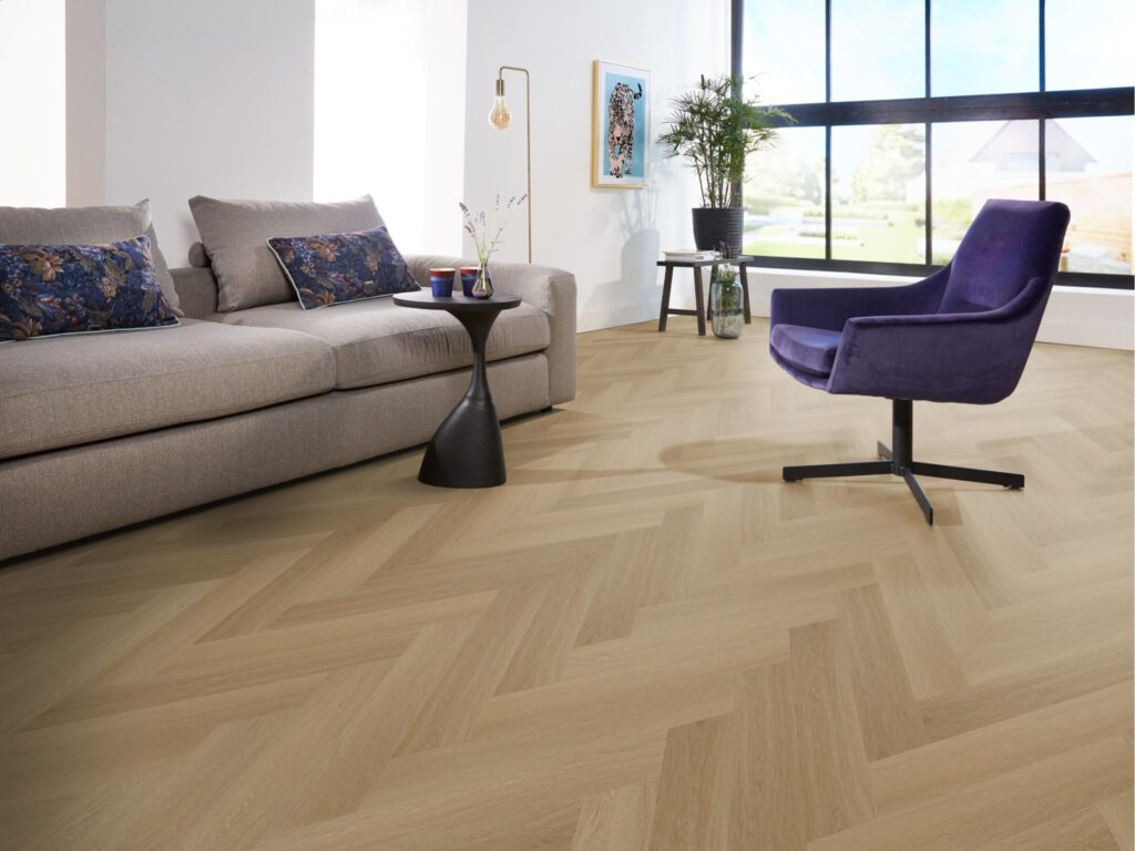 PVC visgraat vloer in een modern nieuwbouwwoning.