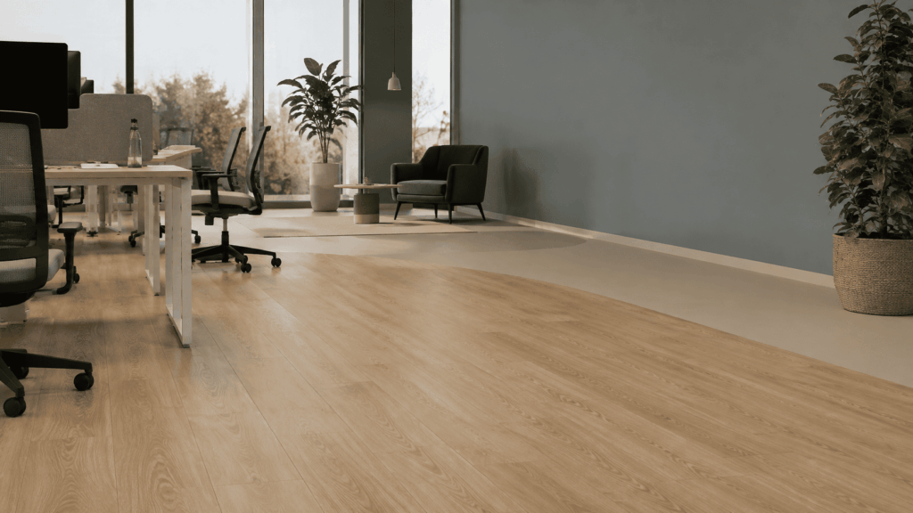 Licht modern kantoor met groene accenten en een licht eiken PVC vloer.